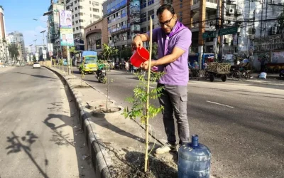 রাজধানীতে গাছ লাগানোর পর নিজেই পরিচর্যা করছেন ড. হুমায়ুন কবির